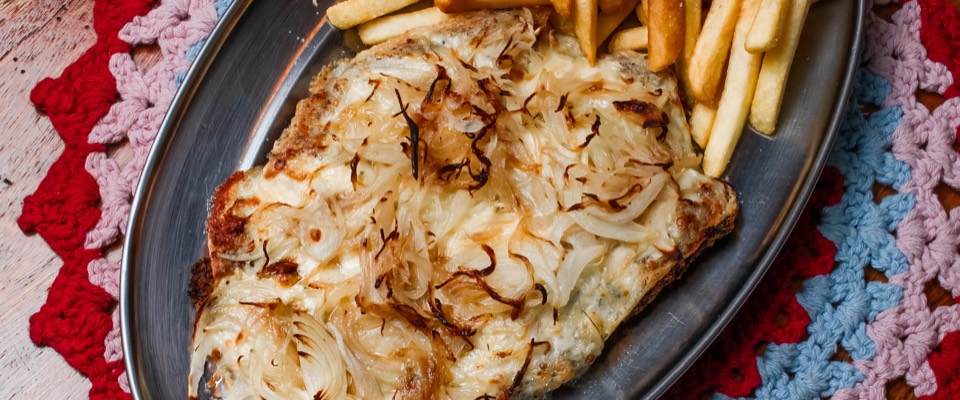 Milanesa com fritas servida no Bera Parrilha