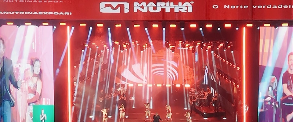 Palco principal da Expoari com show ao vivo