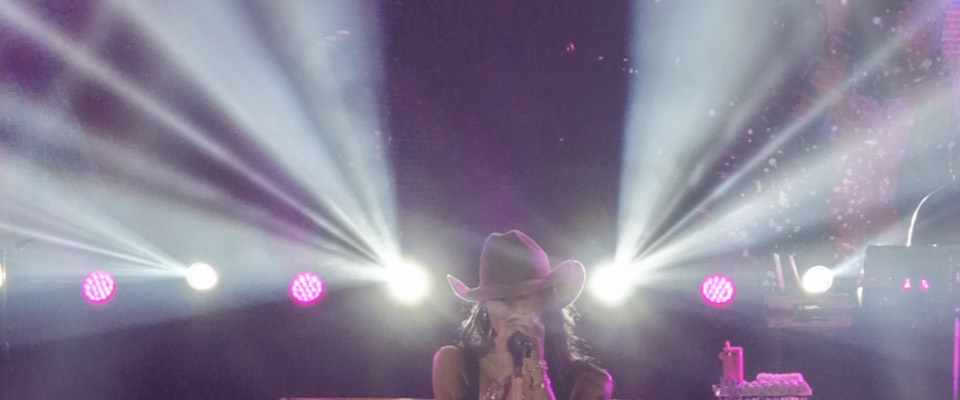 Show no palco da Expojaru com luzes