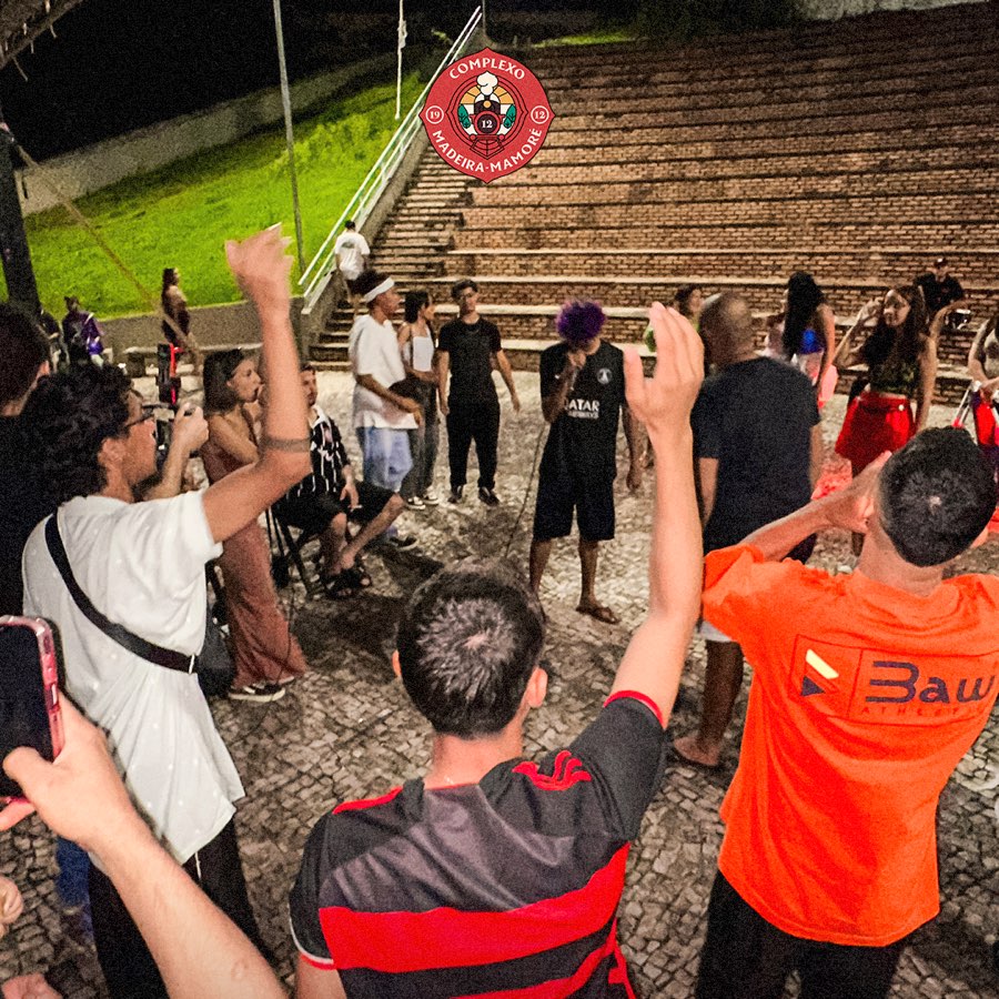 Publico reunido na escadaria do Complexo Madeira Mamore