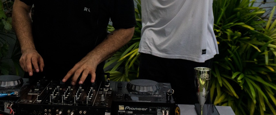 DJ tocando em evento no Oca Wine