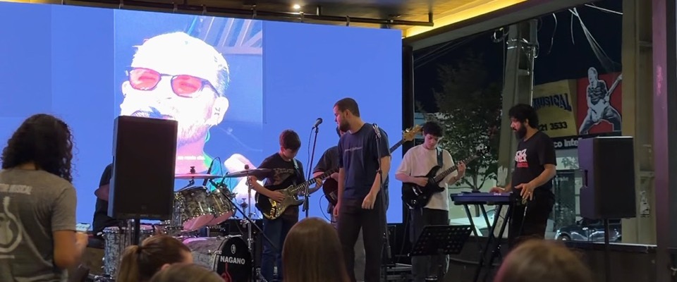 Banda da School of Rock tocando ao vivo em Porto Velho